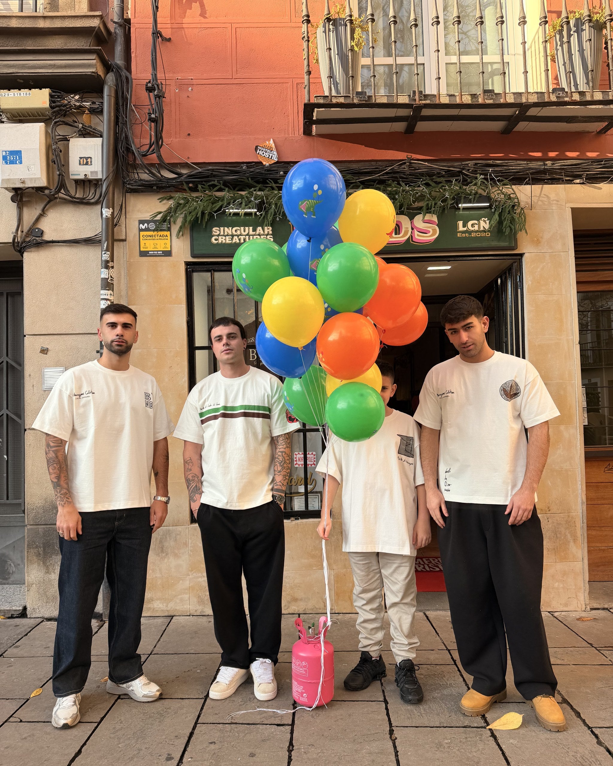 BYNDS · tomato-tshirt · lifestyle · globos