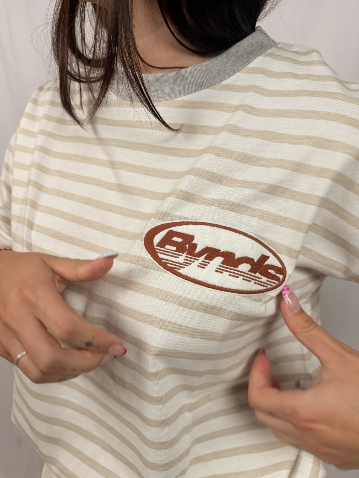 BYNDS RAYAS CREMA LOGO T-SHIRT