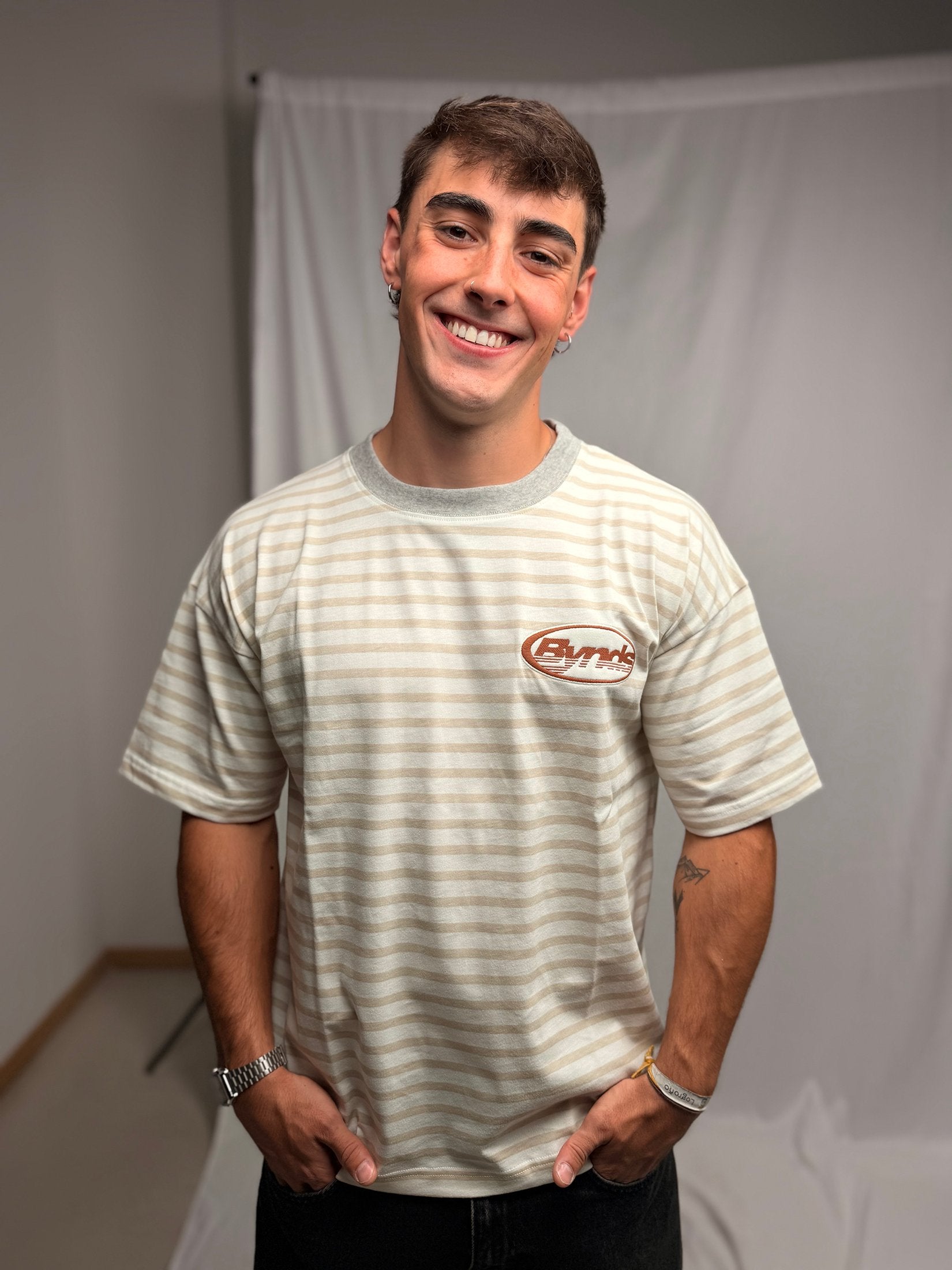 BYNDS RAYAS CREMA LOGO T-SHIRT