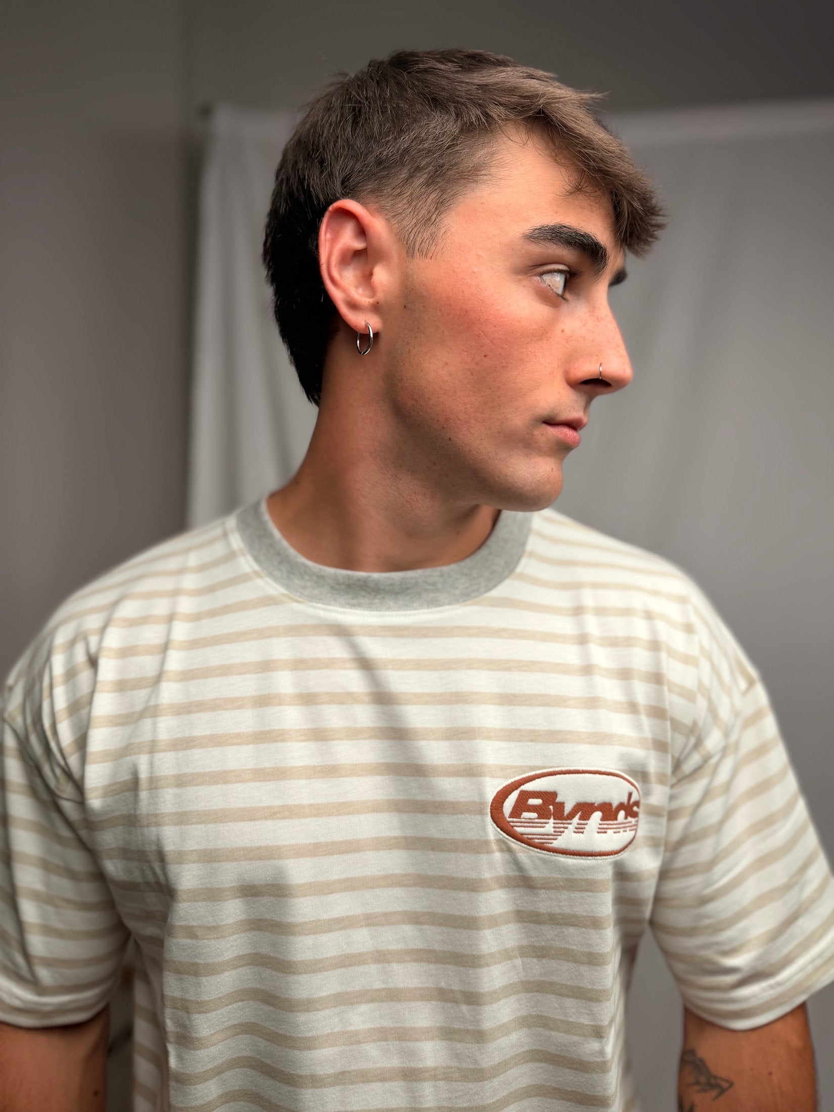 BYNDS RAYAS CREMA LOGO T-SHIRT