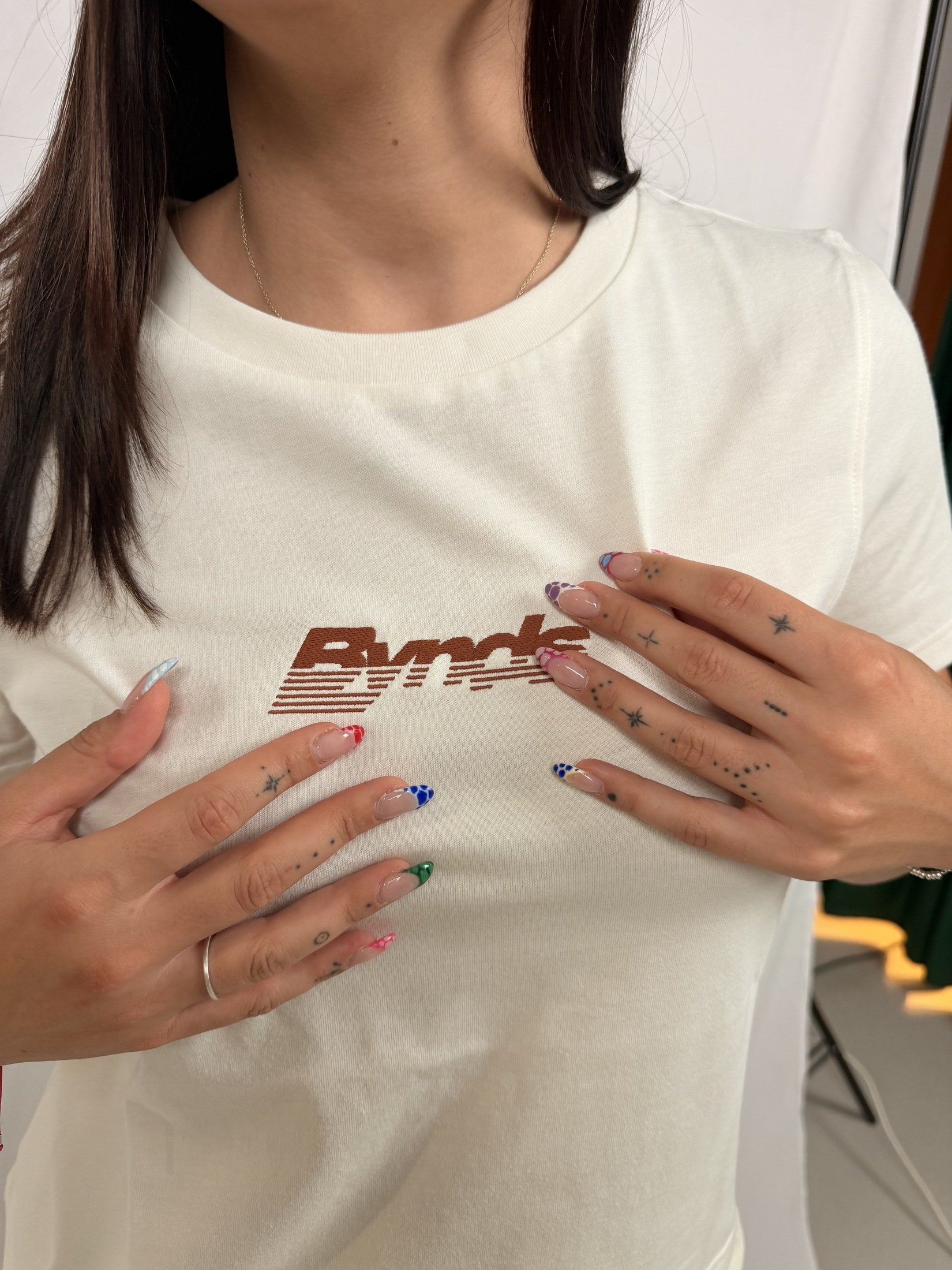 BYNDS CROP LOGO ECRU T-SHIRT