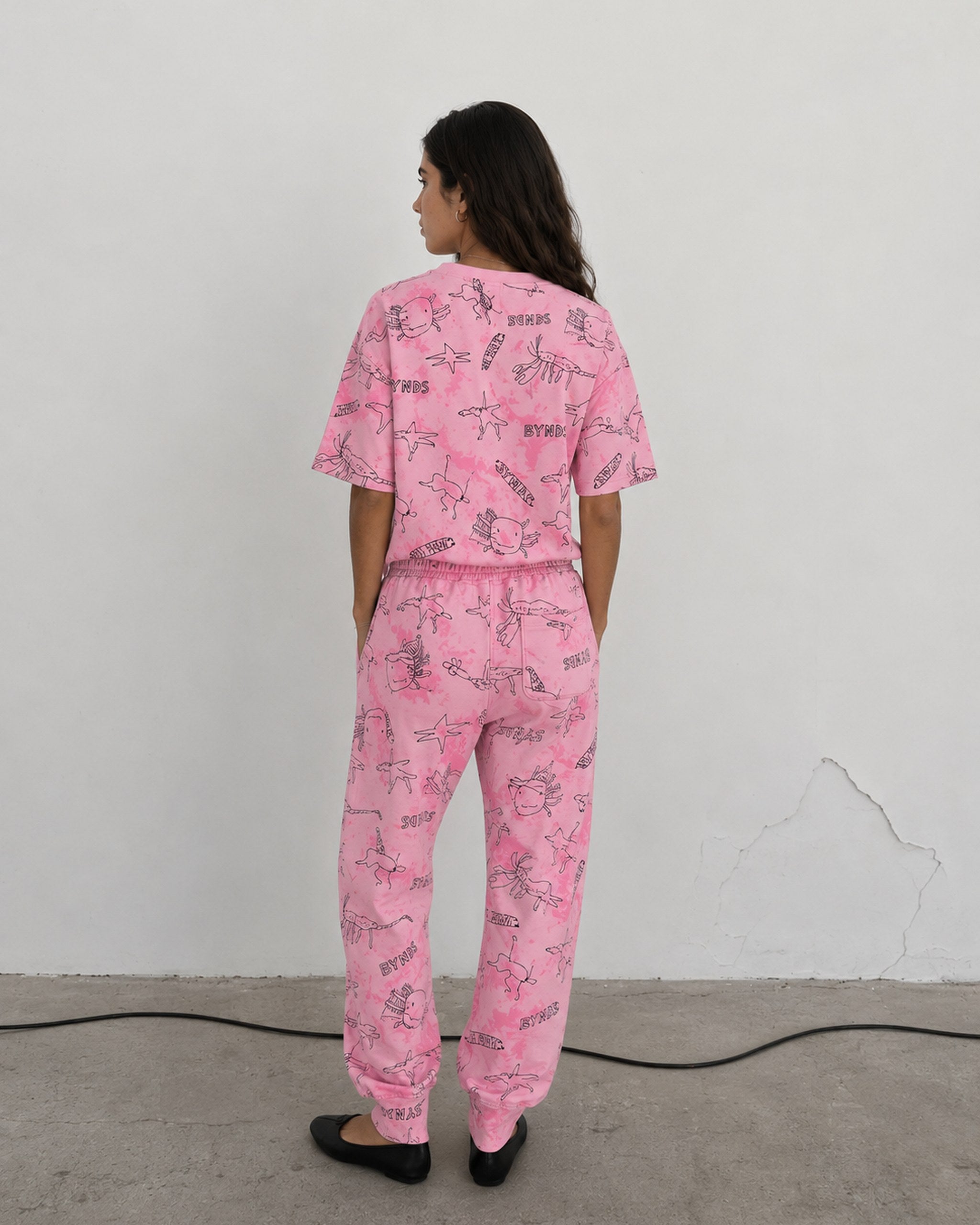 BYNDS · into-the-pink-clouds-tshirt-tie-dye · lifestyle · CHICA/BACK.png