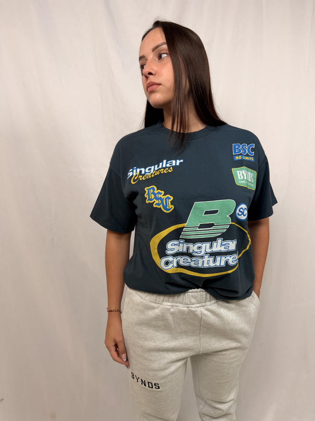 BYNDS ALLOVER LOGO T-SHIRT