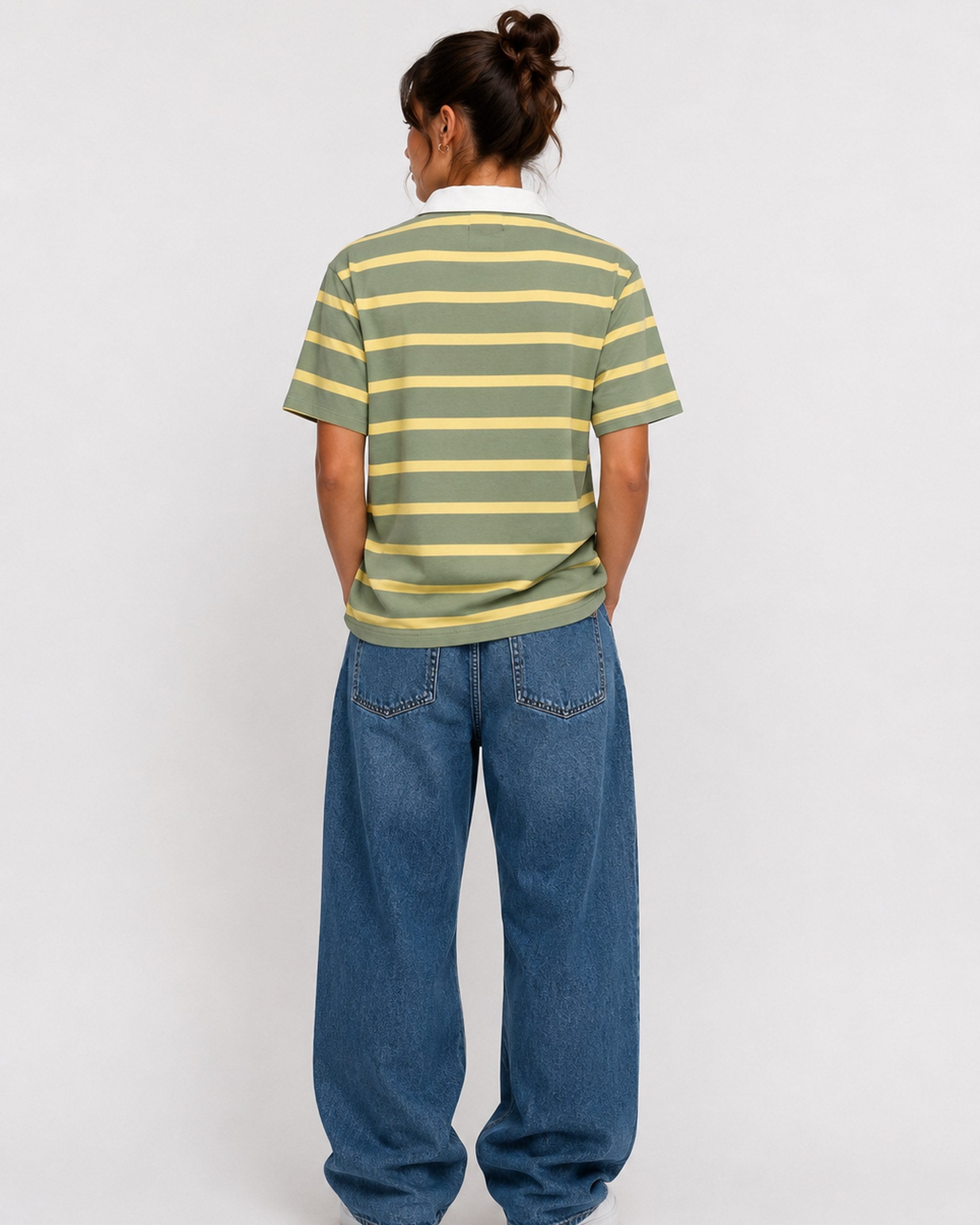 BYNDS · bynds-green-polo · lifestyle · Imagen generada: Femenina en estilo casual minimalista