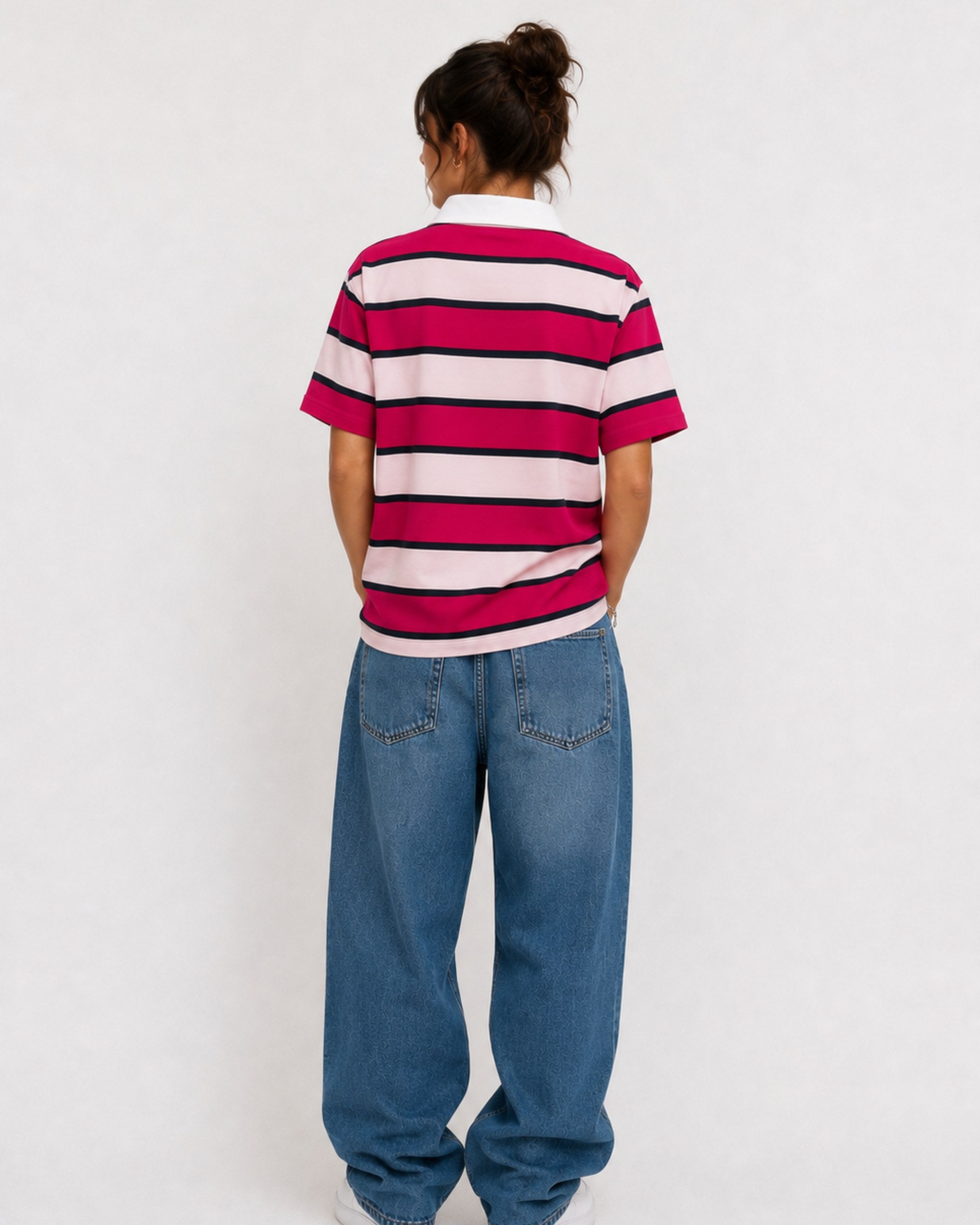 BYNDS · bynds-pink-polo · lifestyle · Imagen generada: Estilo relajado con camiseta a rayas