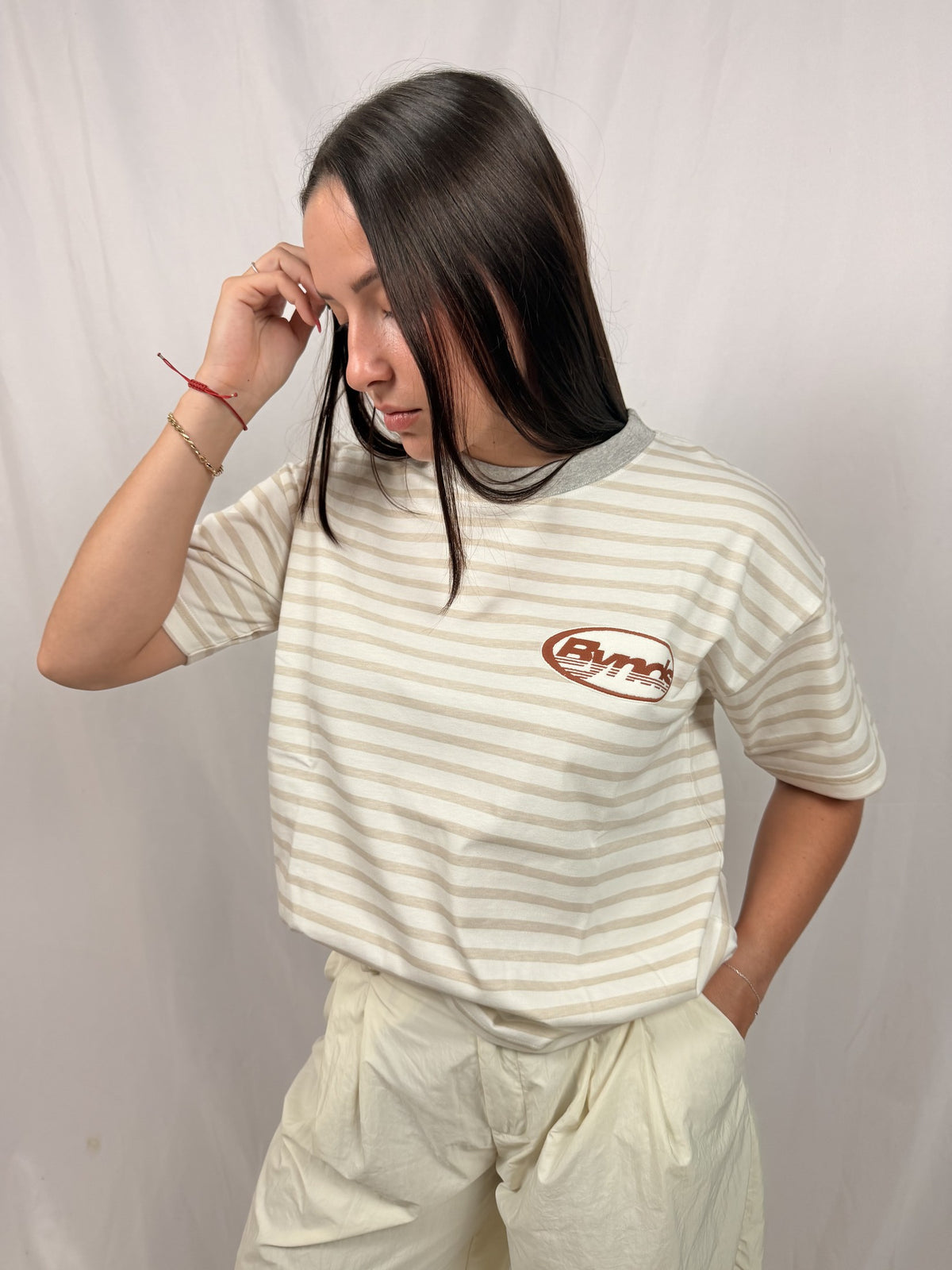 BYNDS RAYAS CREMA LOGO T-SHIRT
