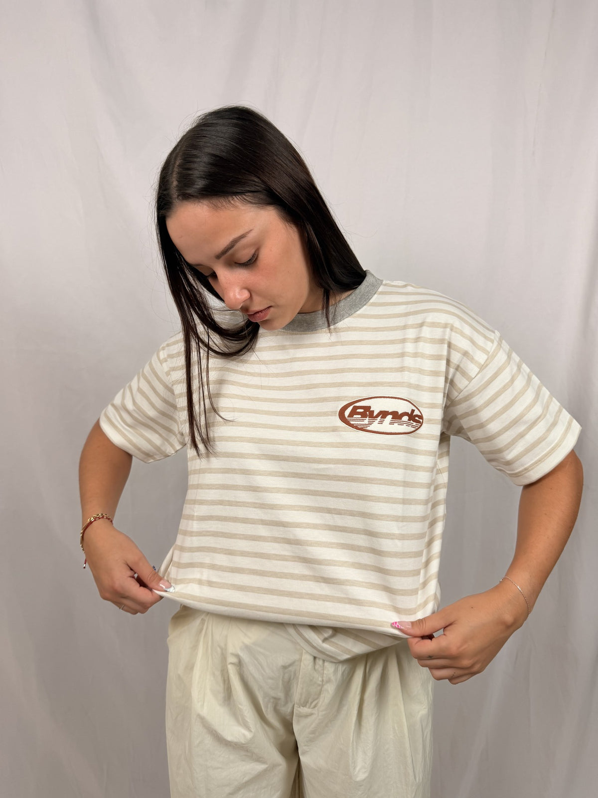 BYNDS RAYAS CREMA LOGO T-SHIRT