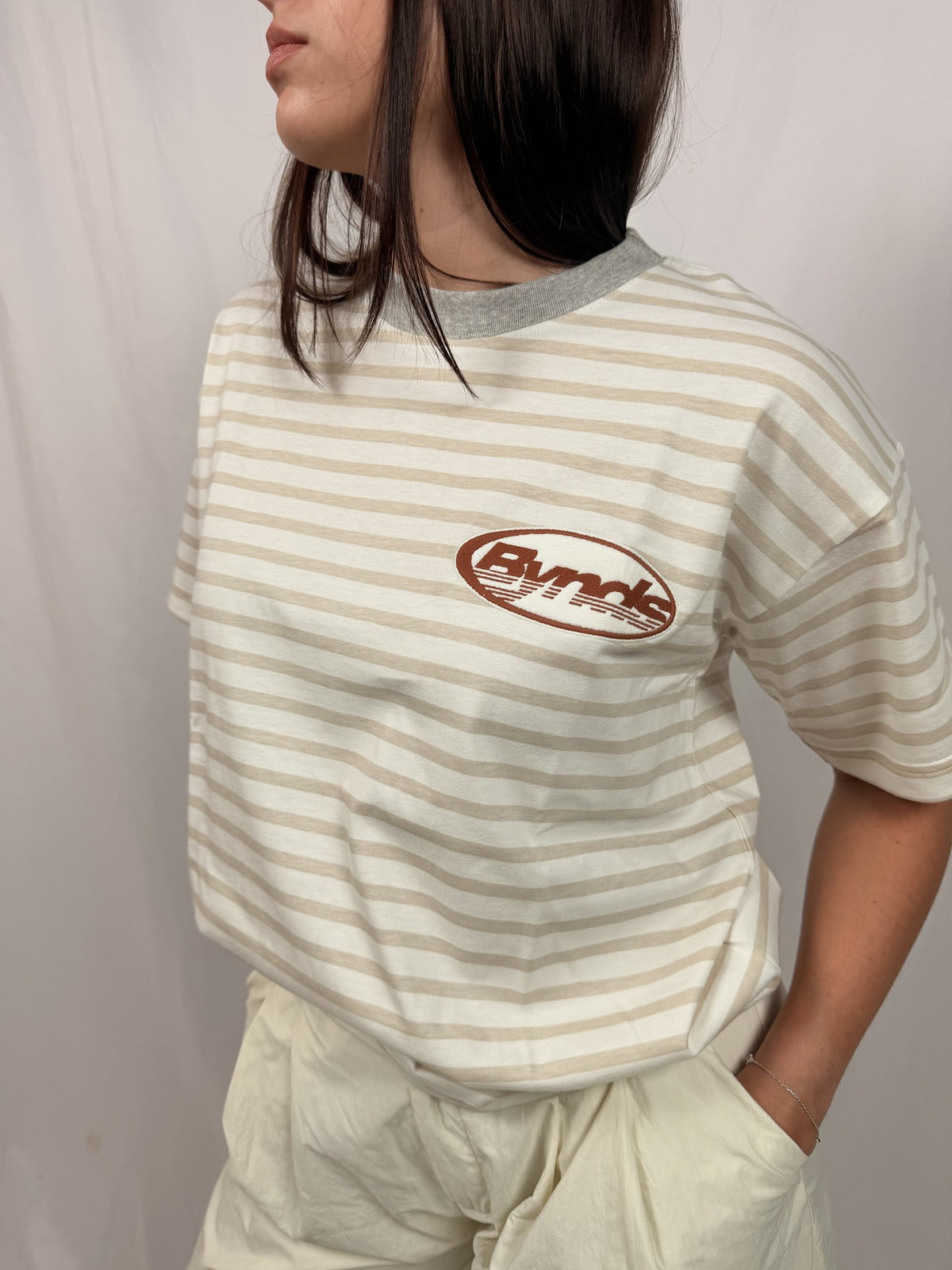 BYNDS RAYAS CREMA LOGO T-SHIRT