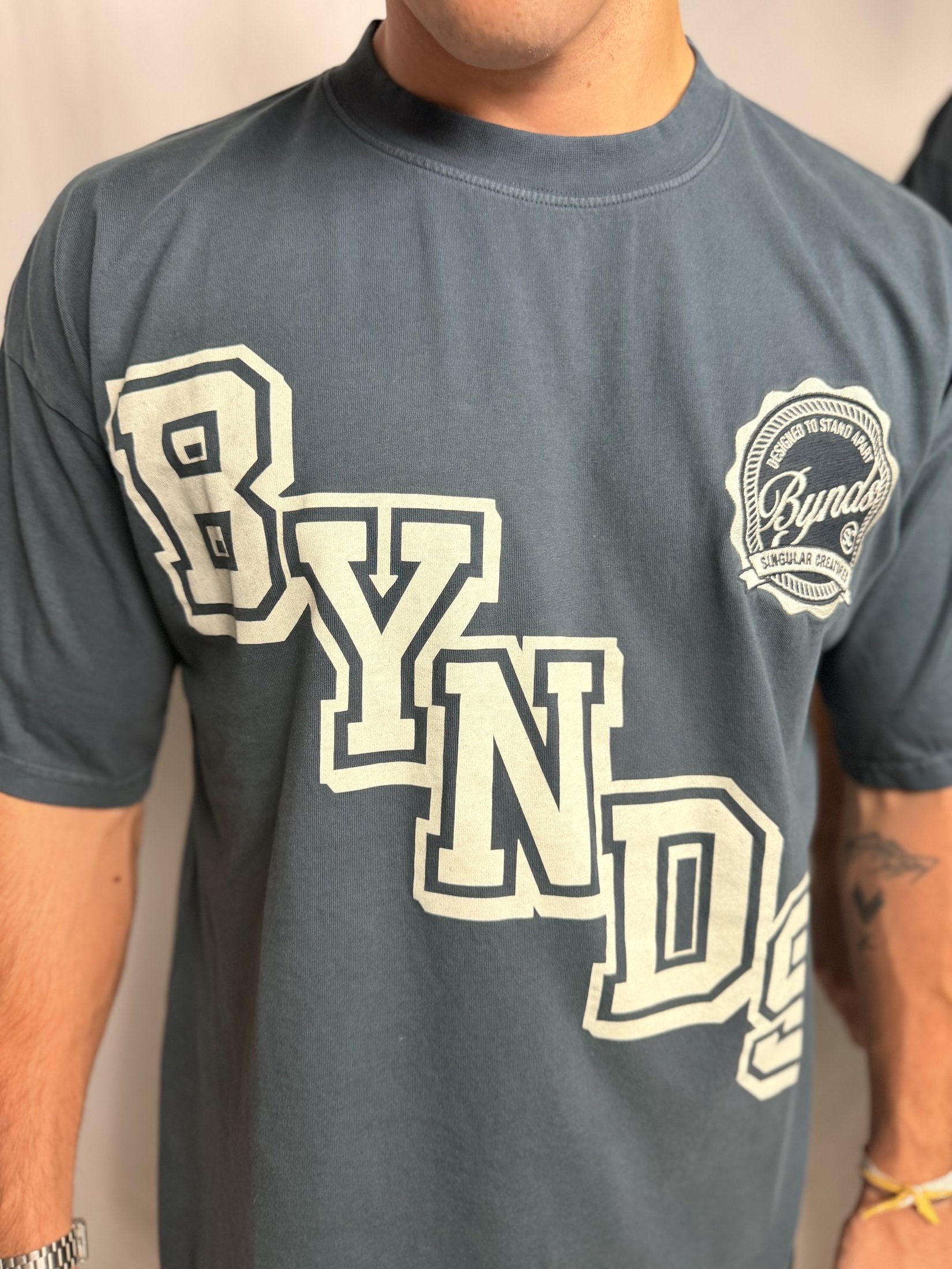 BYNDS LOGO DIAGONAL T-SHIRT