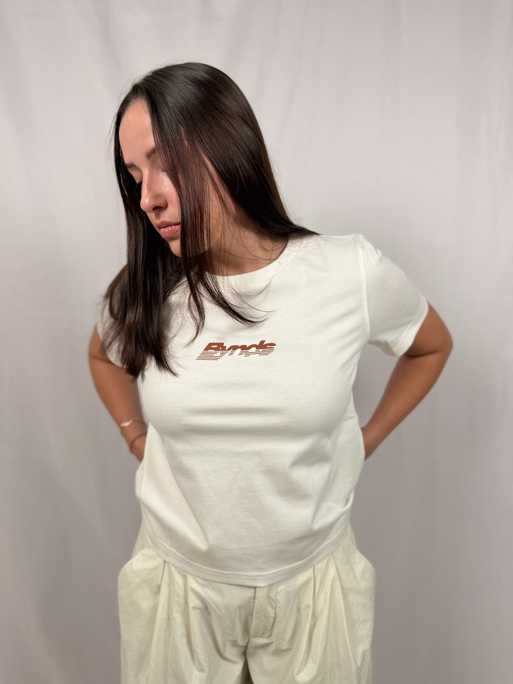 BYNDS CROP LOGO ECRU T-SHIRT