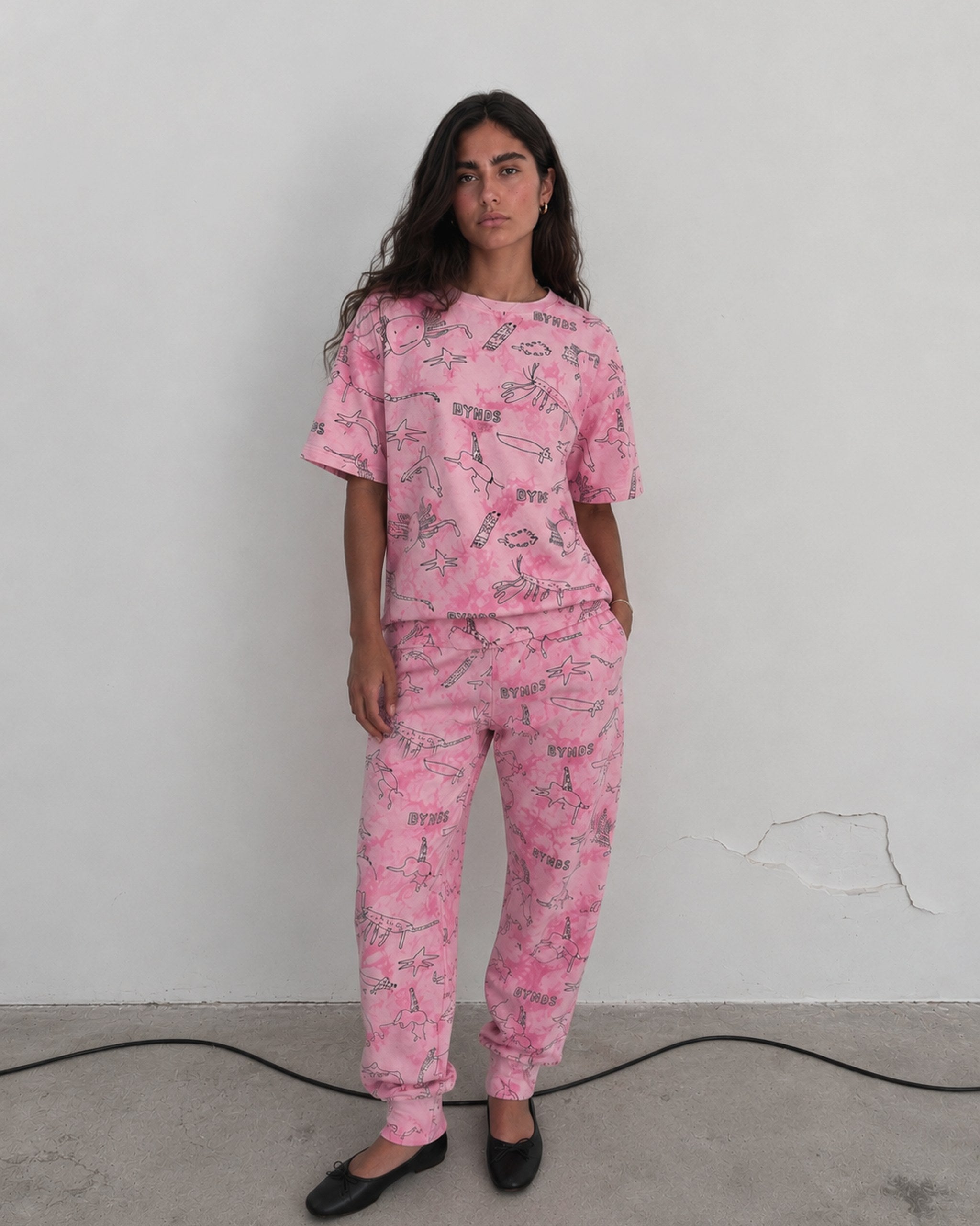 BYNDS · into-the-pink-clouds-tshirt-tie-dye · lifestyle · CHICA/FRONT.png