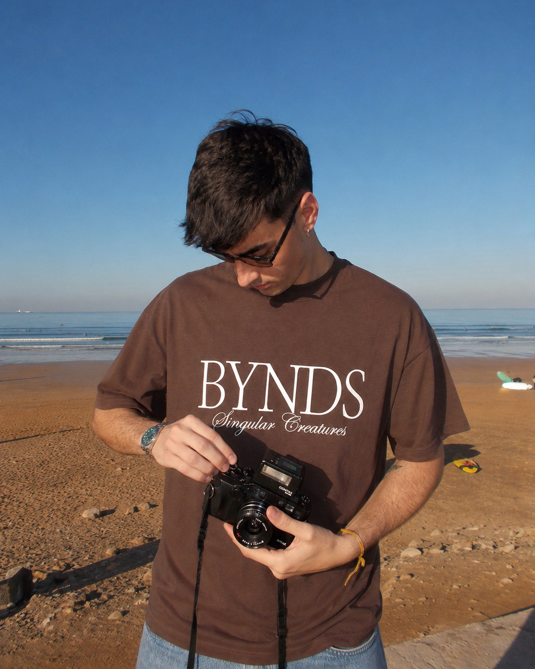 BYNDS · bynds-chocolate-tshirt · lifestyle · beach-front