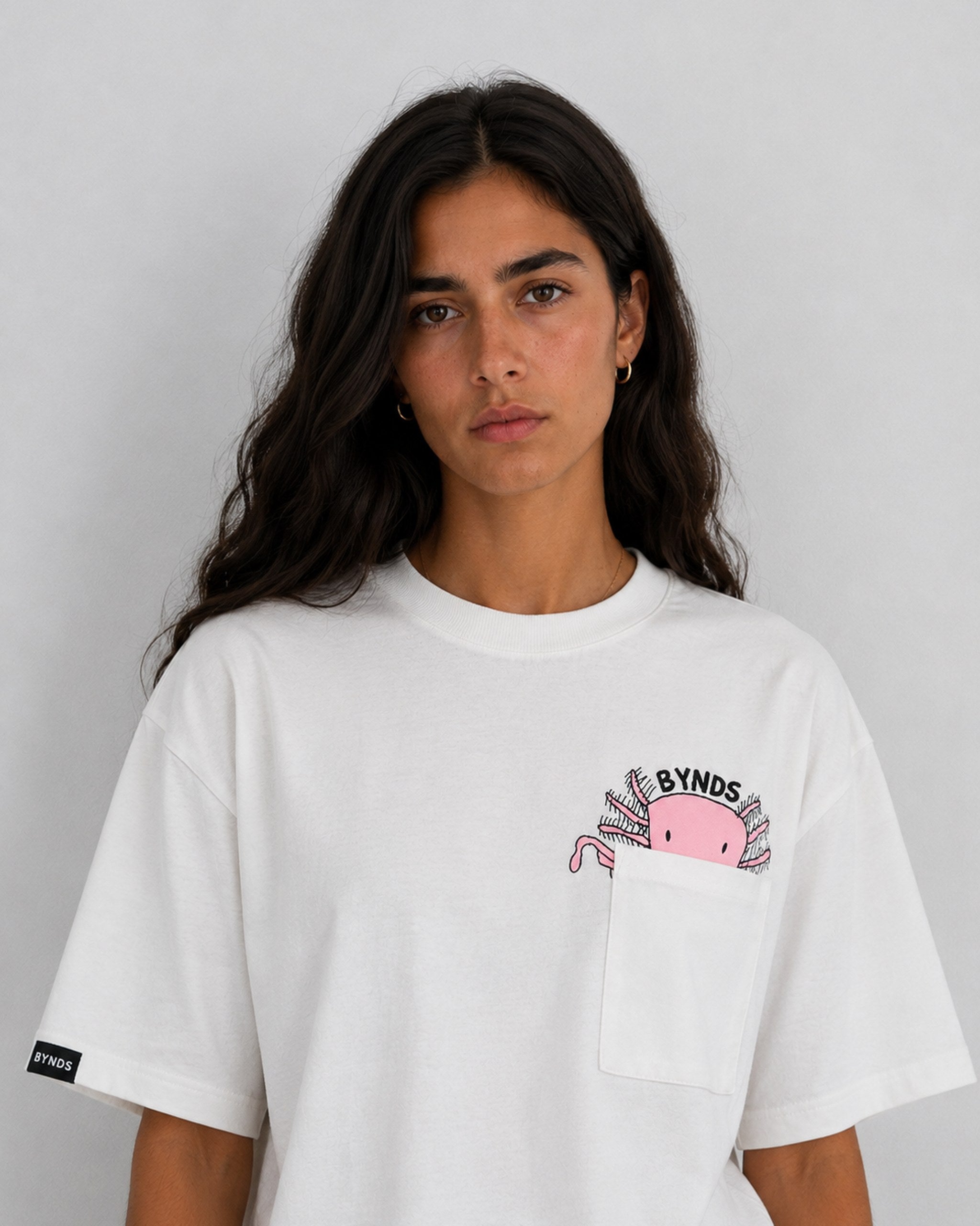 BYNDS · too-cool-for-school-sweatpants-light-grey-melange · lifestyle · CHICA/DETAIL-TEE.png