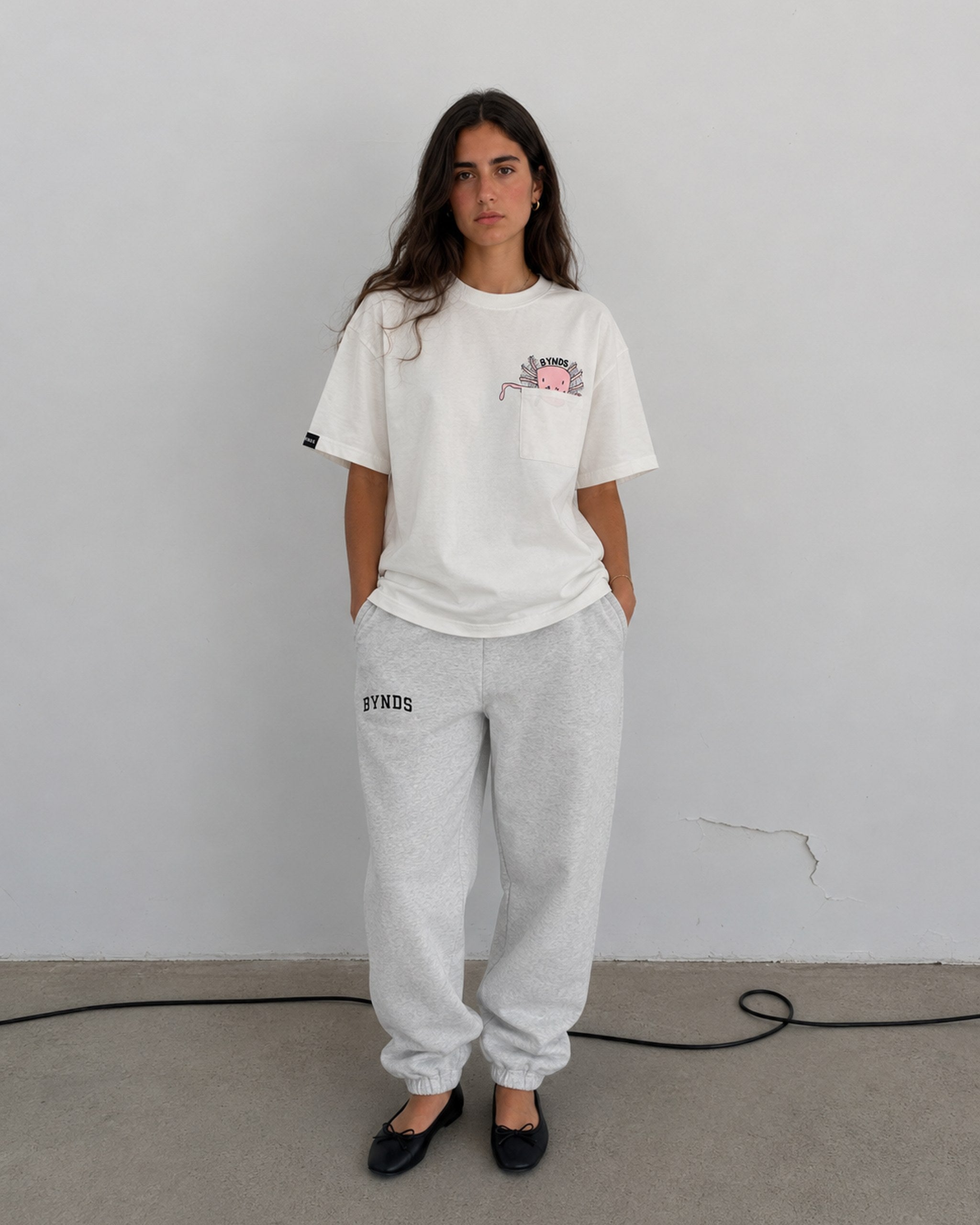 BYNDS · too-cool-for-school-sweatpants-light-grey-melange · lifestyle · CHICA/FRONT.png